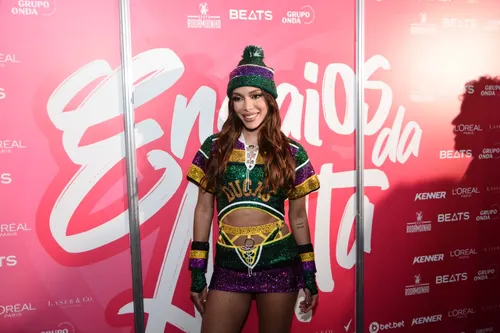 
				
					'Ensaios da Anitta': famosos marcam presença no show em Salvador
				
				