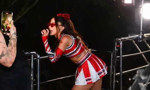 
				
					Anitta se choca com cantada no Carnatal e dá resposta afiada; vídeo
				
				