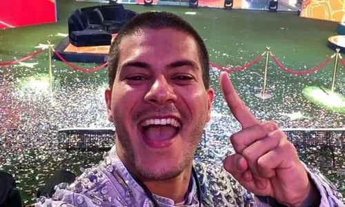 
				
					Arthur Aguiar promete R$10 mil por semana a participantes em reality
				
				