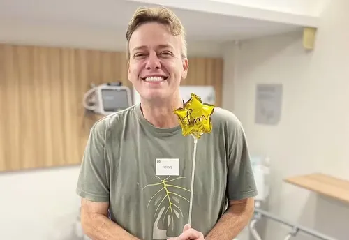 
				
					Ator de 'Garota do Momento' termina tratamento contra tumor no cérebro
				
				
