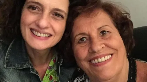 
				
					Atriz Denise Fraga lamenta morte da mãe e emociona
				
				