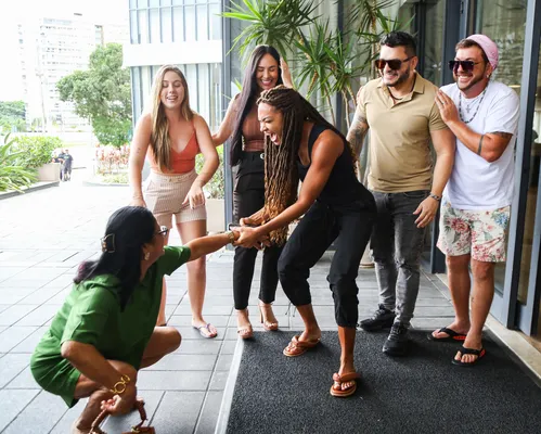 
				
					'BBB 25': Aline Patriarca causa alvoroço em reencontro com ex-rivais
				
				