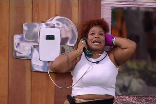 
				
					'BBB 25': Camilla atende o Big Fone e coloca nova dupla no 2⁠º paredão
				
				