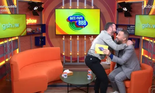 
					Novo casal? Gil do Vigor e Diego Hypólito surgem de mãos dadas em peça
				
				