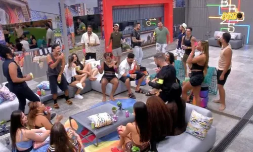 
				
					BBB 25: Gracyanne canta Belo, festa interrompida e climão entre dupla
				
				