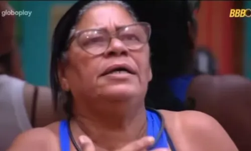 
				
					BBB 25: Tadeu Schmidt dá susto em Dona Delma; assista vídeo
				
				