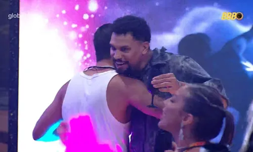 
				
					'BBB 25': Maike alfineta Vinícius após eliminação de Aline no Paredão
				
				