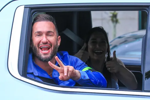 
					BBB 25: participantes deixam hotel em caravana com gritos de fãs
				
				