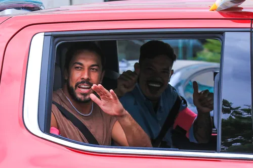 
					BBB 25: participantes deixam hotel em caravana com gritos de fãs
				
				