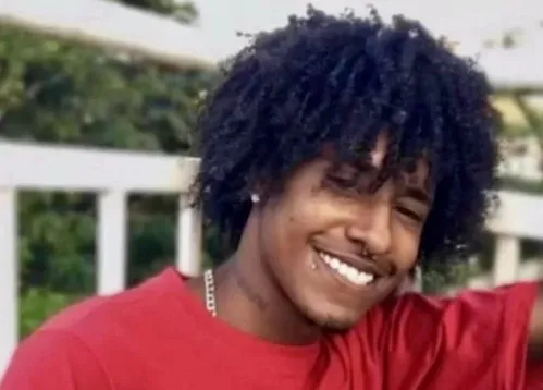 
				
					Barbeiro de 24 anos é morto a tiros em praça de Salvador
				
				