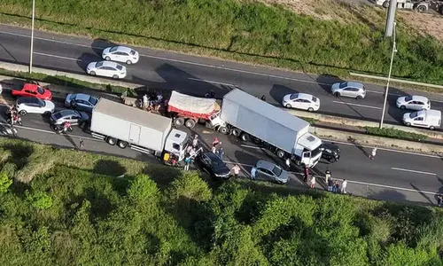 
				
					Batida entre caminhões mata motorista e deixa três feridos no oeste
				
				