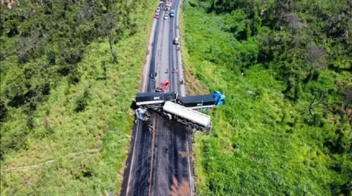 
				
					Batida entre carretas deixa um morto e engarrafamento na BR-020
				
				