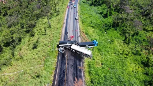 
				
					Batida entre carretas deixa um morto e engarrafamento na BR-020
				
				