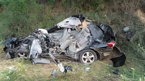 
				
					Batida termina com duas pessoas mortas e três feridas na Bahia
				
				