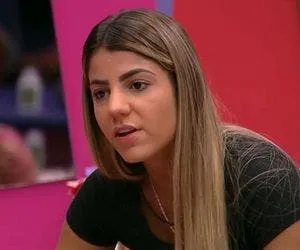 
				
					Beatriz Reis se manifesta sobre briga com Kleber Bambam em aeroporto
				
				