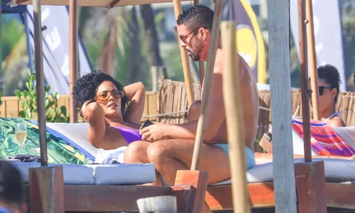 
				
					Bella Campos e Cauã Reymond gravam 'Vale Tudo' em praia carioca; FOTOS
				
				