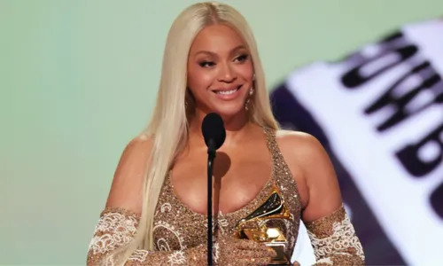 
				
					Beyoncé vence prêmio principal do Grammy pela primeira vez
				
				