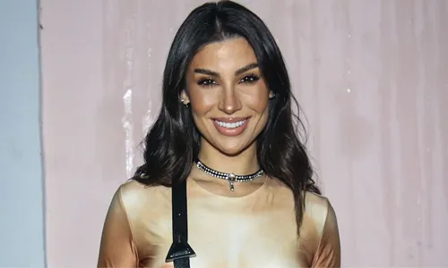 
					Bianca Andrade é internada às pressas e faz forte desabafo: 'Parar'
				
				