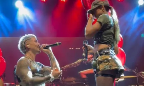 
					Biel surpreende Tays Reis ao tatuar o rosto dela e da filha; vídeo
				
				