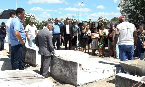 
				
					Caminhoneiro resgatado após queda de ponte é velado na Bahia
				
				