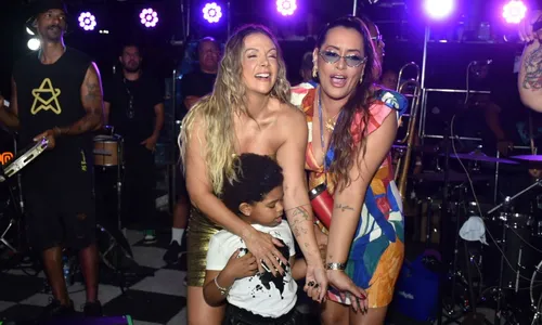 
				
					Carla Perez e esposa de Péricles revelam 'tatuagem da amizade' em show
				
				