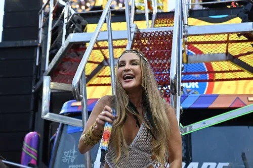 
				
					Carnaval 2025: Claudia Leitte recebe vaias e aplausos durante abertura
				
				