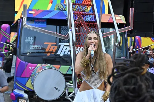 
				
					Carnaval 2025: Claudia Leitte recebe vaias e aplausos durante abertura
				
				