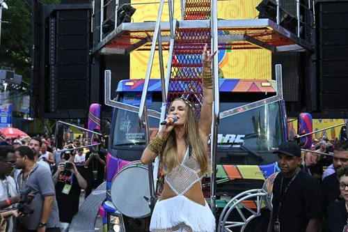 
				
					Carnaval 2025: Claudia Leitte recebe vaias e aplausos durante abertura
				
				