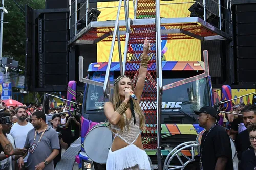 
				
					Carnaval 2025: Claudia Leitte recebe vaias e aplausos durante abertura
				
				