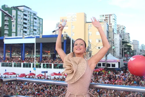 
				
					Carnaval 2025: Claudia Leitte usa figurino com elementos em palha
				
				