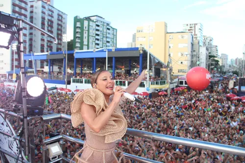 
				
					Carnaval 2025: Claudia Leitte usa figurino com elementos em palha
				
				