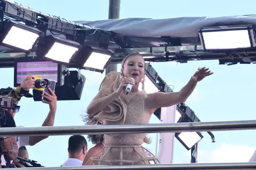 
				
					Carnaval 2025: Claudia Leitte usa figurino com elementos em palha
				
				