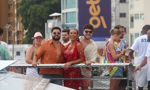 
				
					Carnaval 2025: Ivete Sangalo reúne famosos em trio no 3º dia de folia
				
				