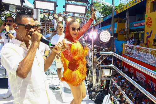 
				
					Carnaval: Claudia Leitte leva pipoca para circuito do Campo Grande
				
				