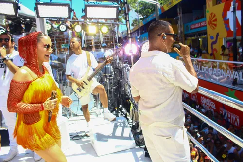 
				
					Carnaval: Claudia Leitte leva pipoca para circuito do Campo Grande
				
				