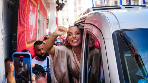 
				
					Carnaval: Ivete Sangalo chega em trio para o comandar o Bloco Coruja
				
				