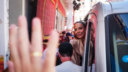 
				
					Carnaval: Ivete Sangalo chega em trio para o comandar o Bloco Coruja
				
				