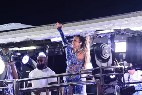 
				
					Carnaval: Ivete Sangalo dá bronca em foliões na Barra: 'Roda é minha'
				
				