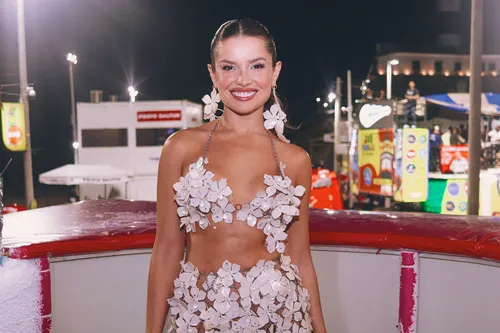 
				
					Carnaval: Juliette surge com look ousado ao lado do noivo na Bahia
				
				