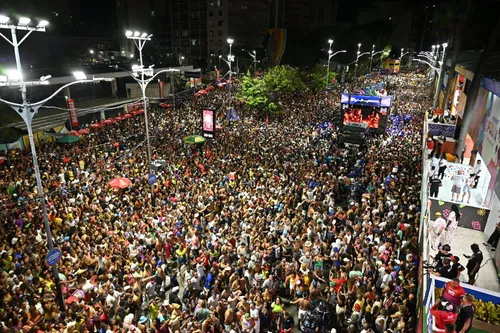 
				
					Carnaval: cadeirante é levantado por foliões na pipoca do Kannário
				
				