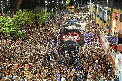 
				
					Carnaval: cadeirante é levantado por foliões na pipoca do Kannário
				
				