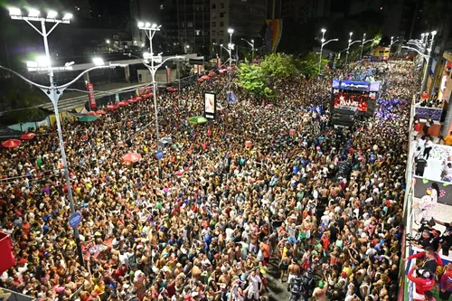 
				
					Carnaval: cadeirante é levantado por foliões na pipoca do Kannário
				
				