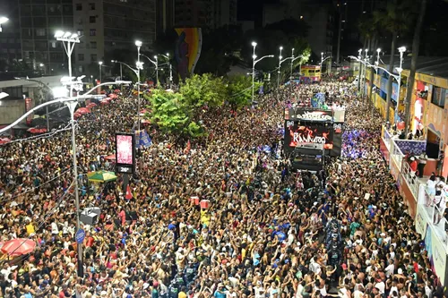 
				
					Carnaval: cadeirante é levantado por foliões na pipoca do Kannário
				
				