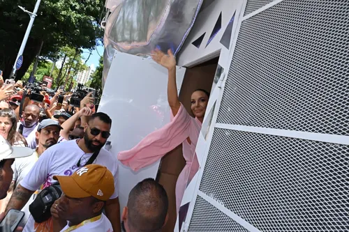 
				
					Carnaval: chegada de Ivete Sangalo gera tumulto no circuito Osmar
				
				