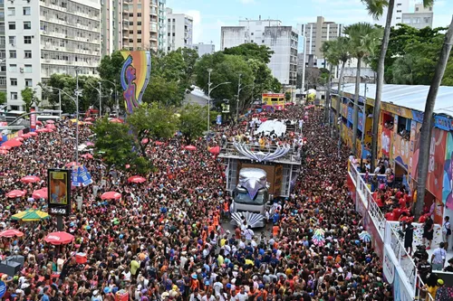 
				
					Carnaval: famosos curtem trio de Ivete Sangalo no último dia de folia
				
				