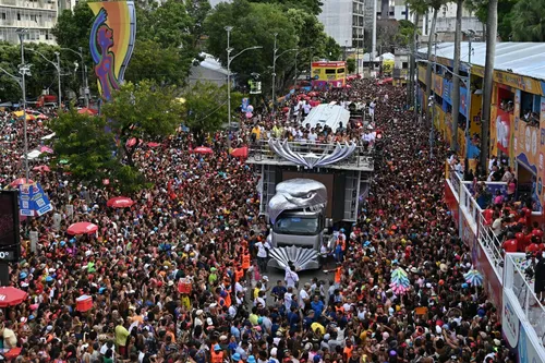 
				
					Carnaval: famosos curtem trio de Ivete Sangalo no último dia de folia
				
				