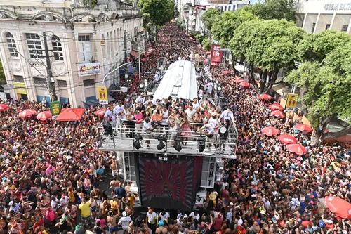 
				
					Carnaval: famosos curtem trio de Ivete Sangalo no último dia de folia
				
				