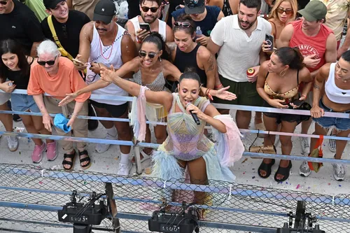 
				
					Carnaval: famosos curtem trio de Ivete Sangalo no último dia de folia
				
				