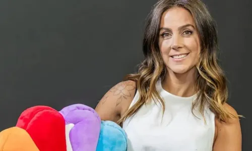 
				
					Carol Barcellos surpreende com novo emprego após demissão na Globo
				
				