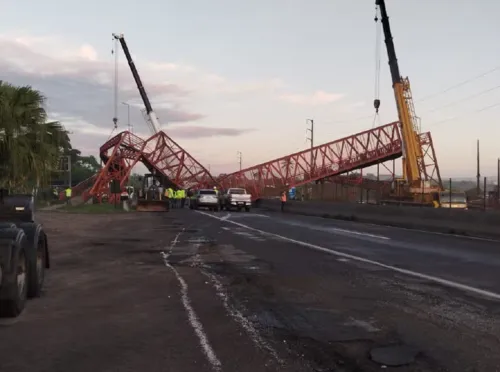 
				
					Carreta derruba passarela na BR-324 e rodovia é interditada na Bahia
				
				